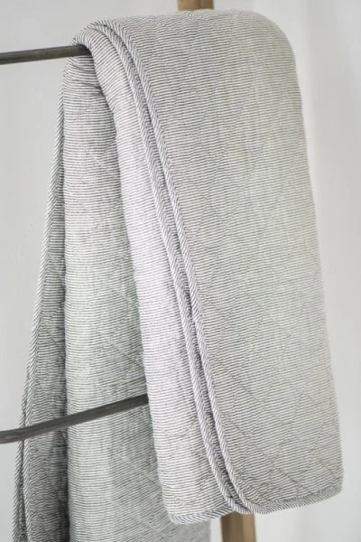 Bavlněný přehoz – quilt – šedý proužkovaný